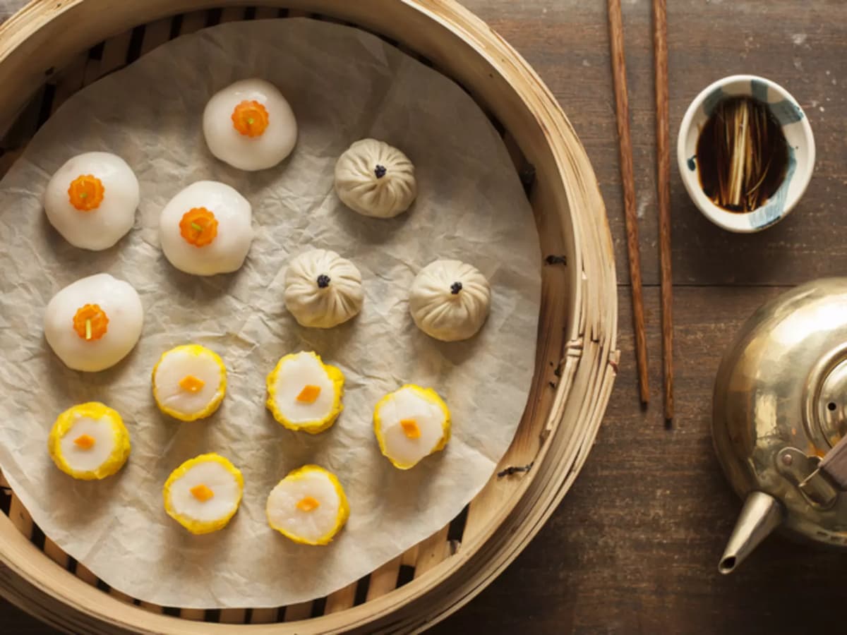 traditional hong kong dim sums in bamboo container