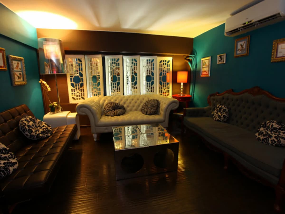 private room with 1920s decor style
