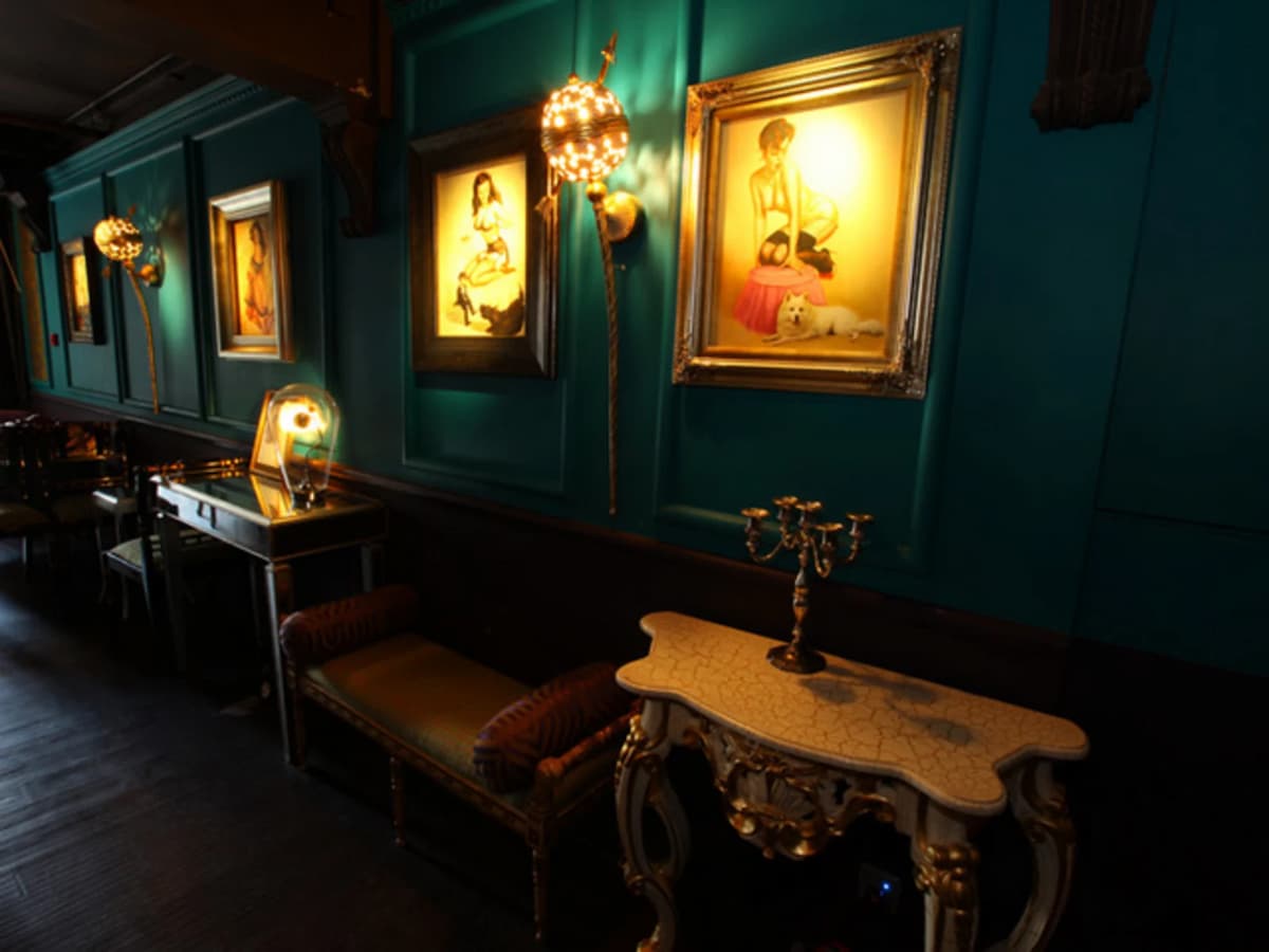 vintage decor in varga lounge area