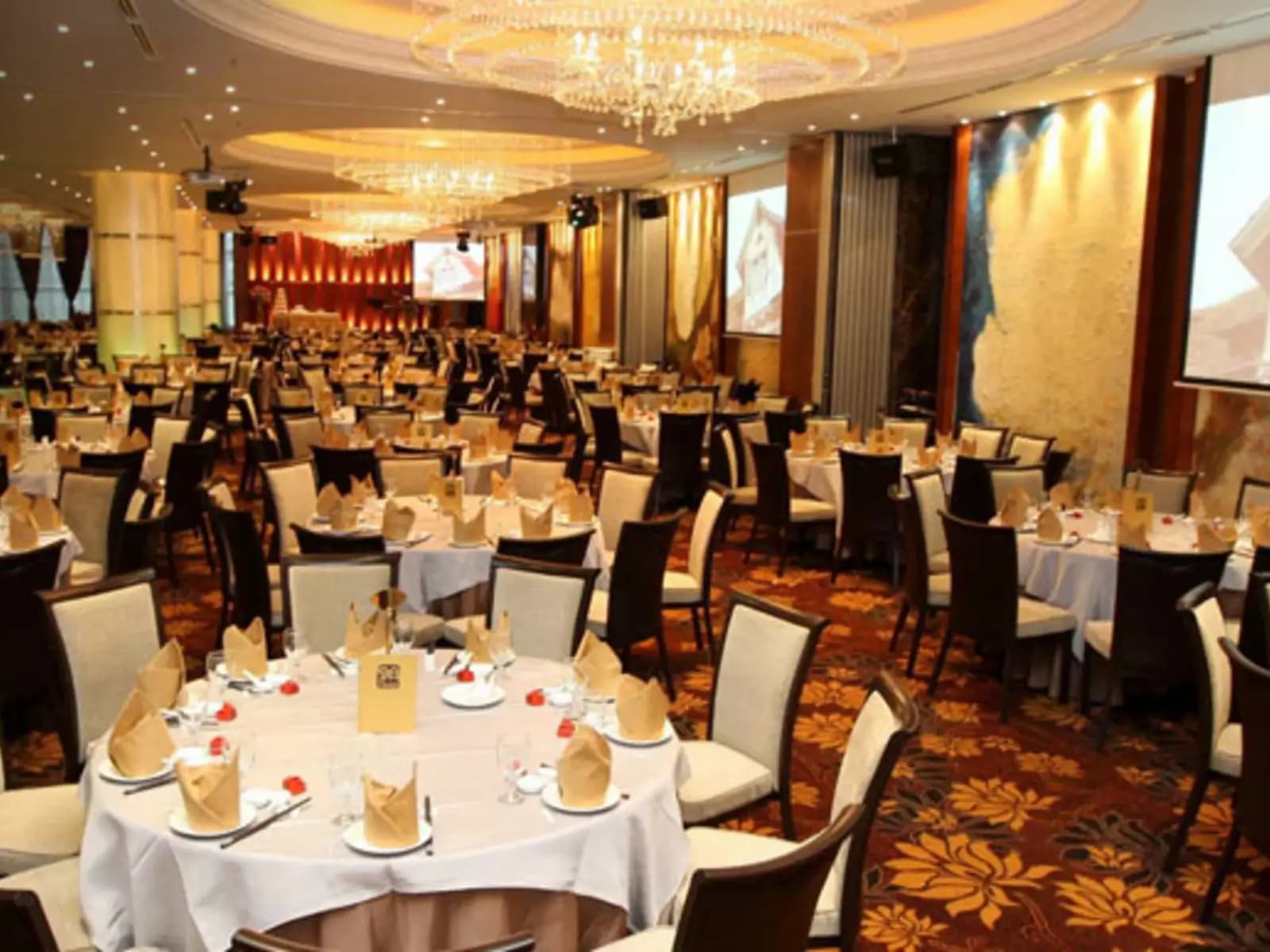 restaurant with 600 capacity with round table set up