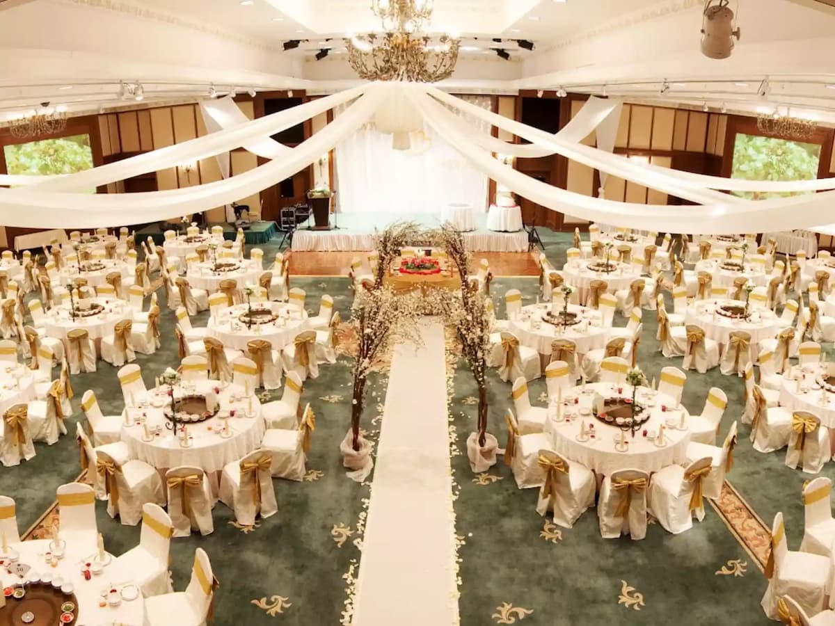dining wedding party decorate with round table