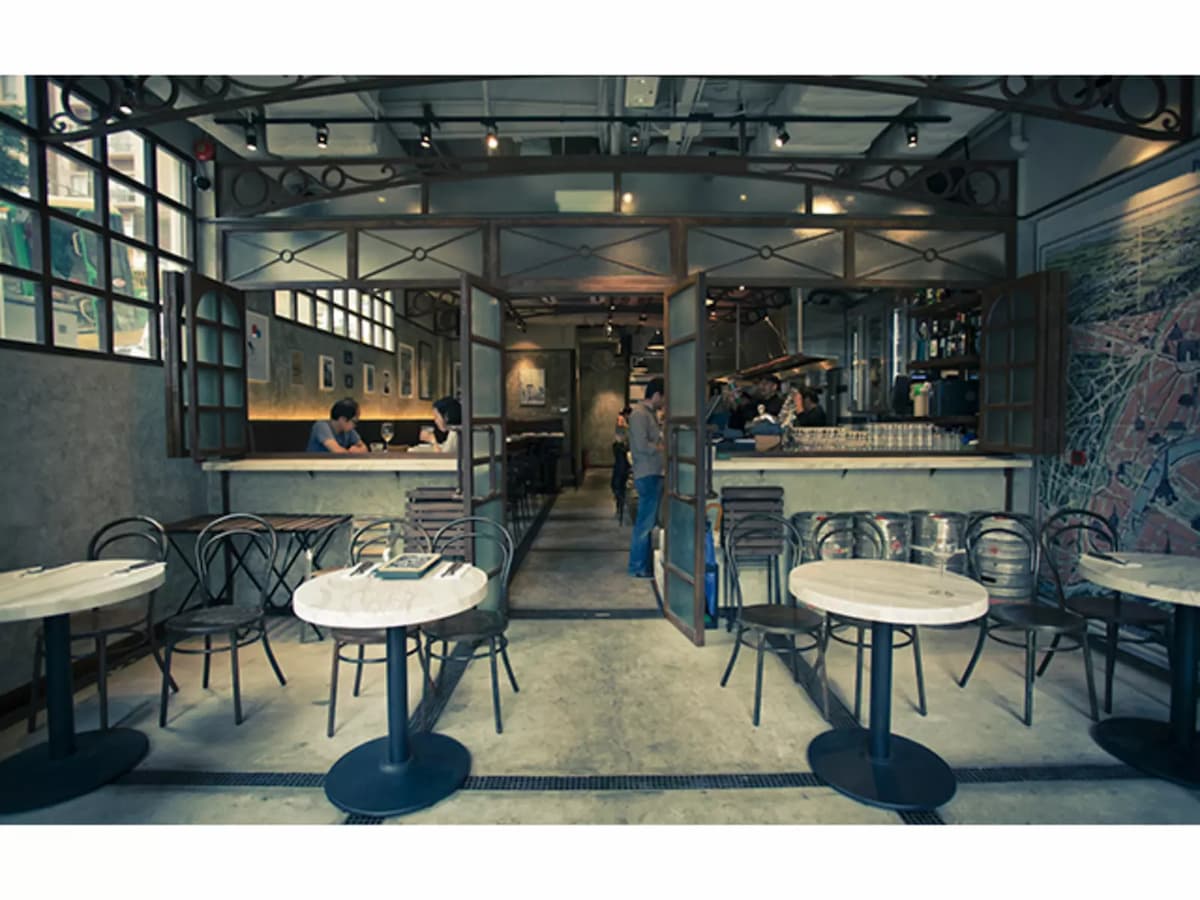 dining tables anc chairs in restaurant