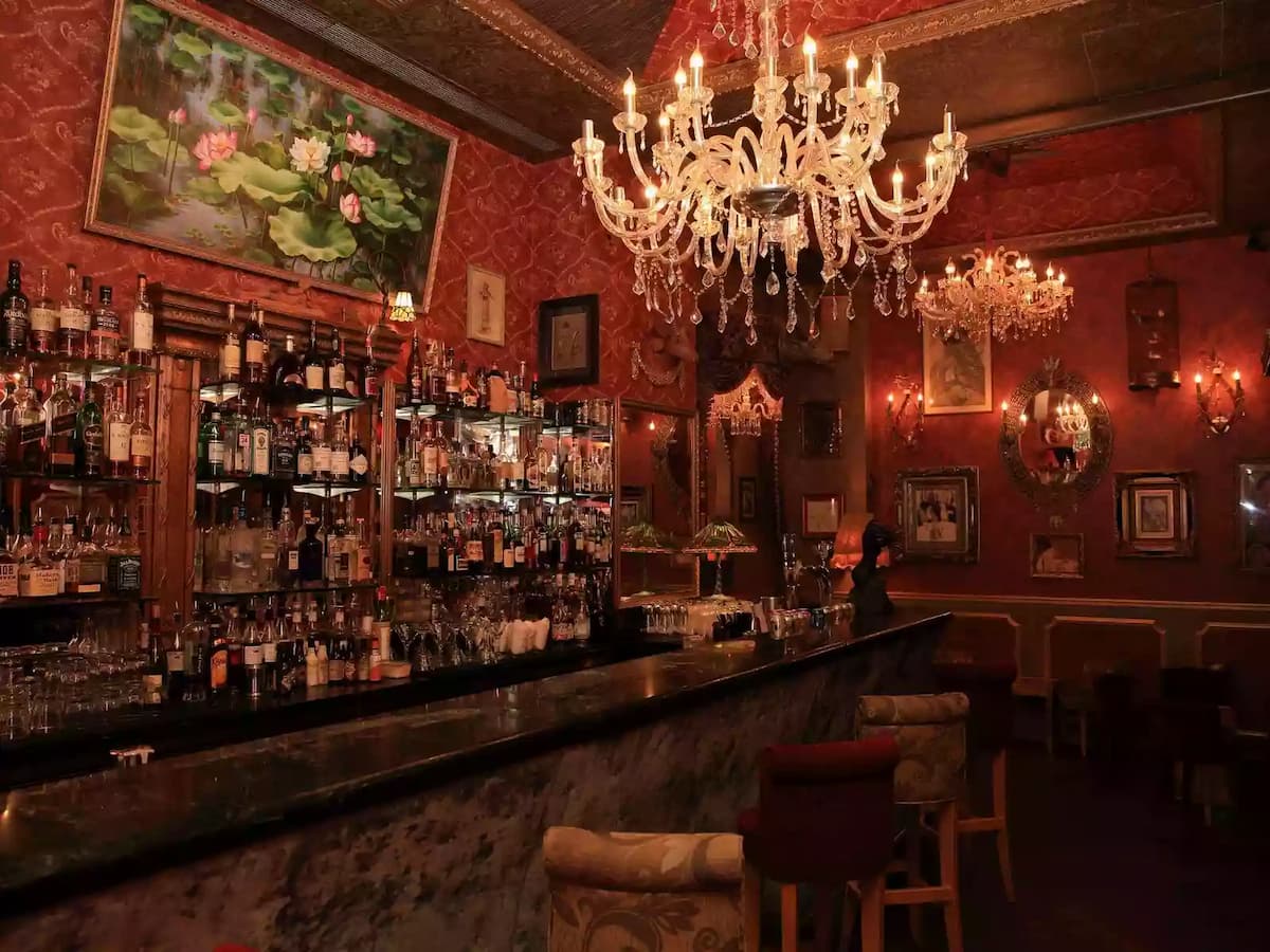 cosy cocktail bar designed like an authentic bedchamber