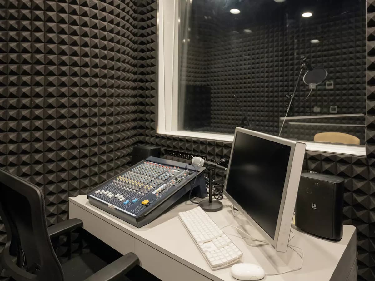 Audio Mixing and VO Room 混音和錄音室