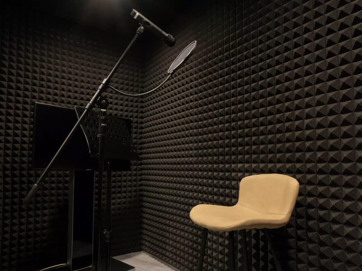 Audio Mixing and VO Room 混音和錄音室
