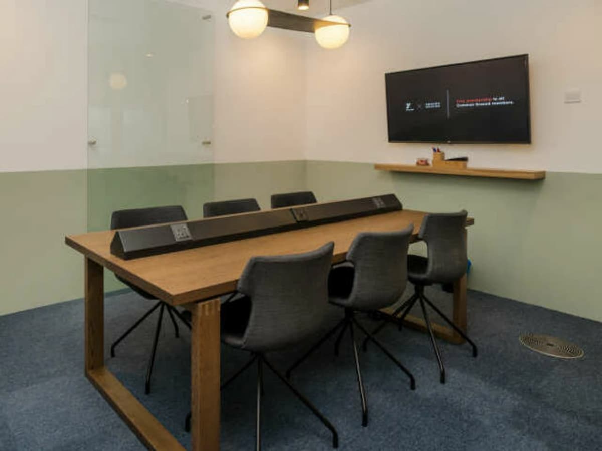 private room for 6 coworking
people