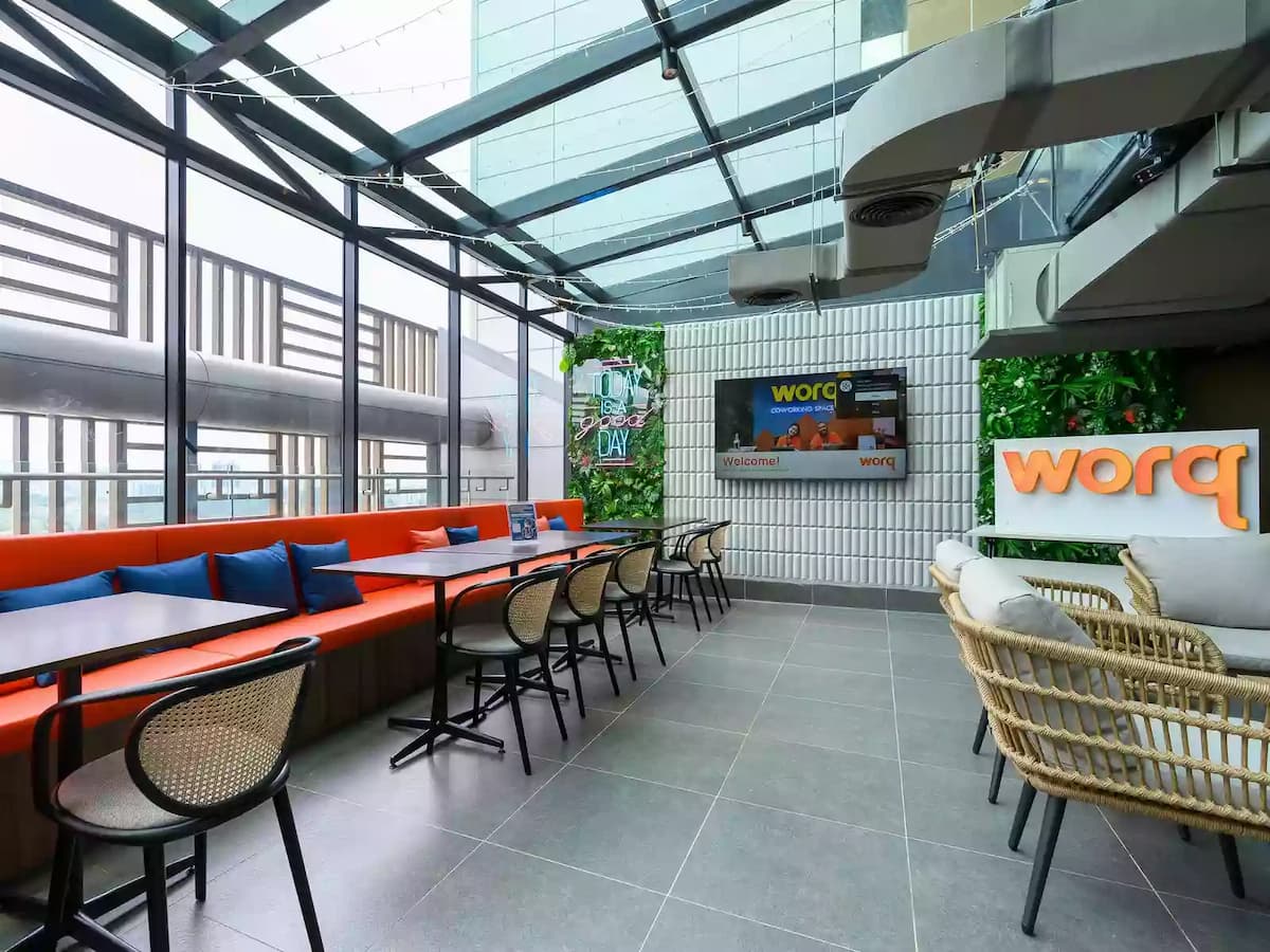 co working space area with glass and window ceiling