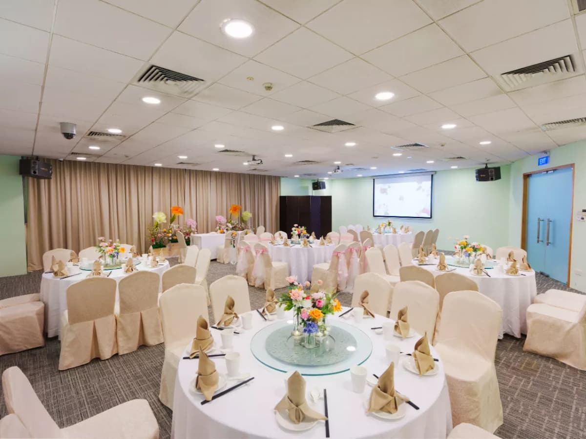 cozy and elegantly decorated banquet hall featuring round tables