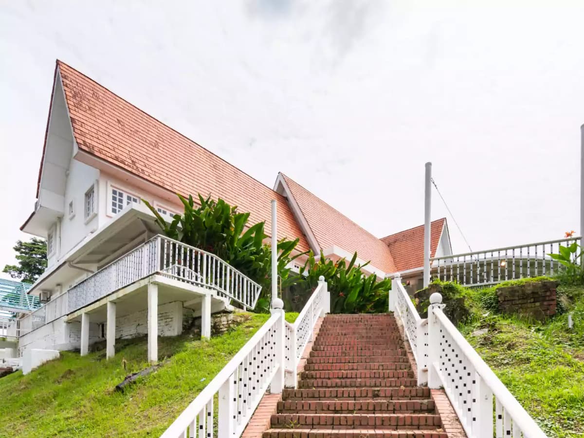 THE HILLTOP GARDEN