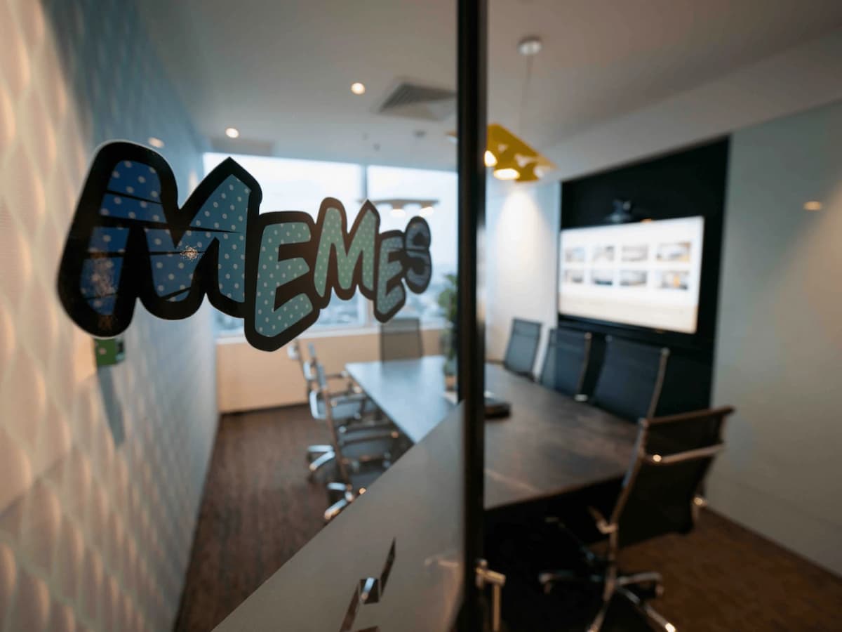 Penthouse: Memes Meeting Room- Small