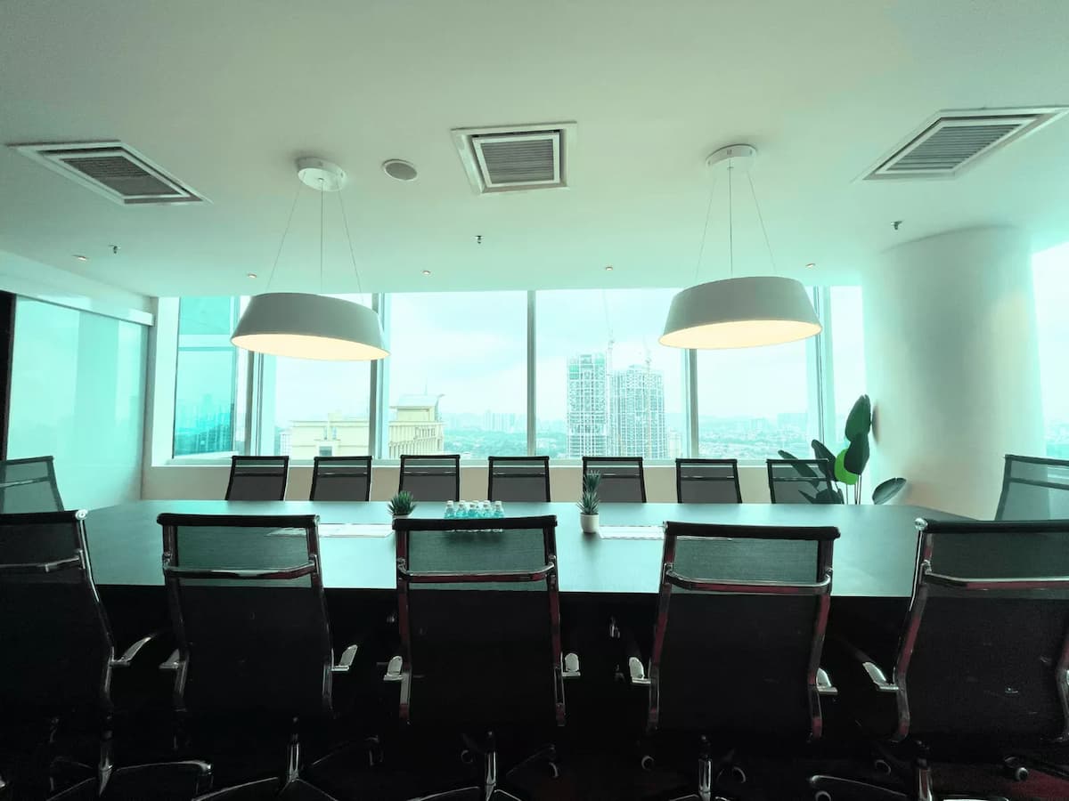 Penthouse: Shark Tank Meeting Room -Large
