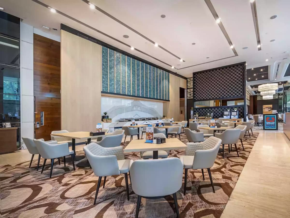 Modern dining area with contemporary seating and décor.