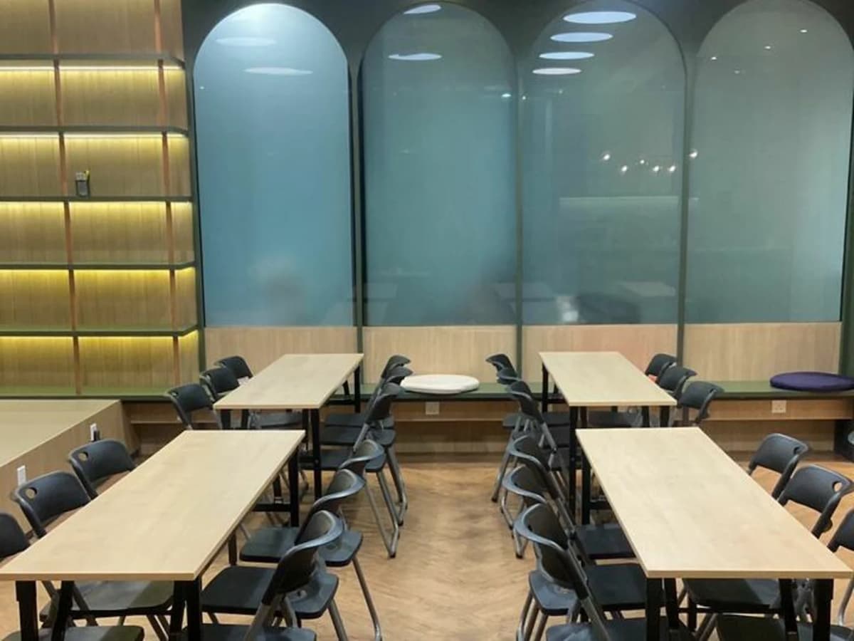 Medium Meeting Room