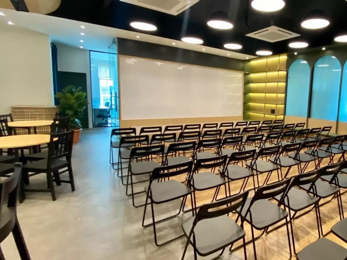 Medium Meeting Room