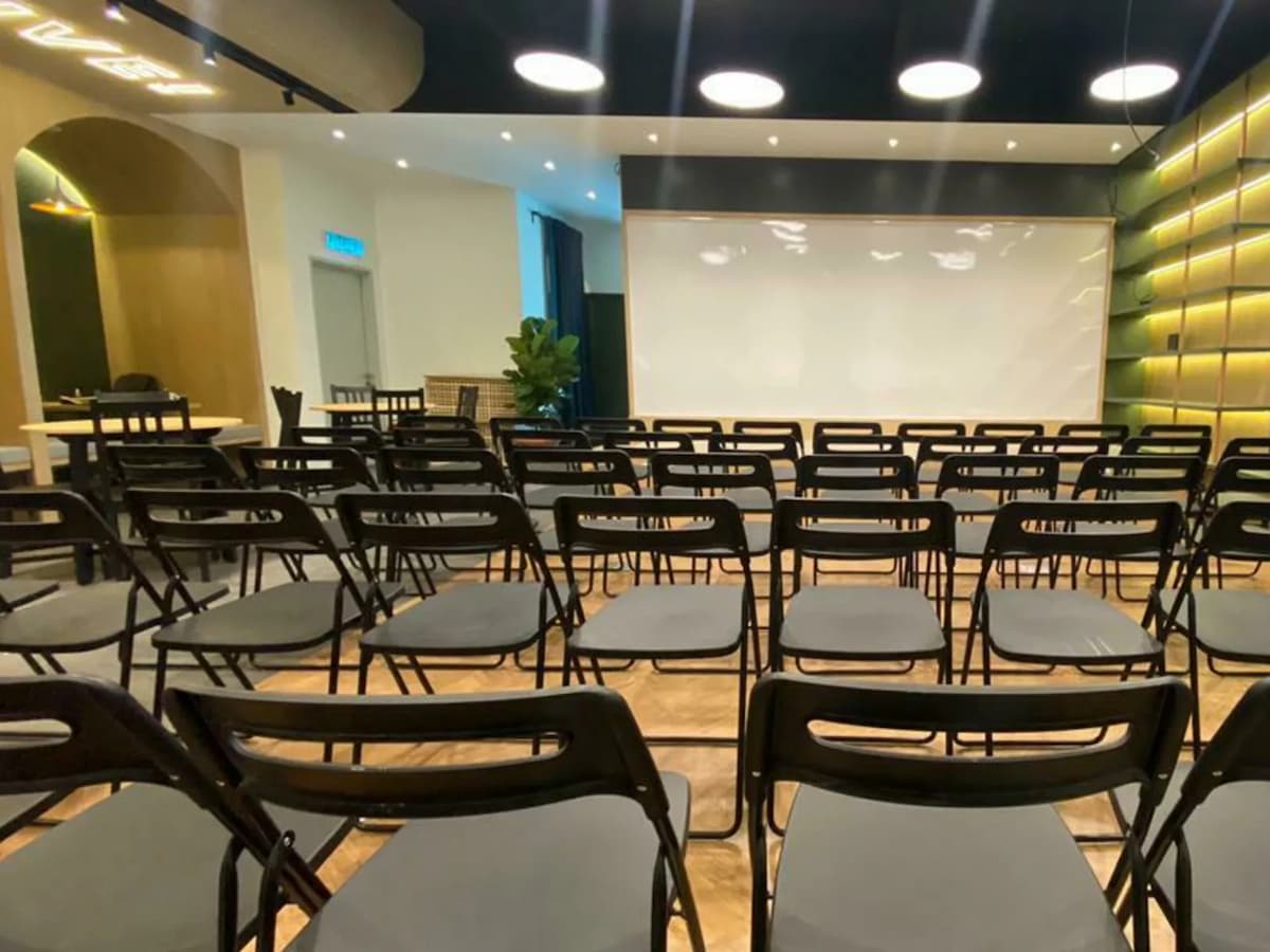 Extra Large Meeting Room