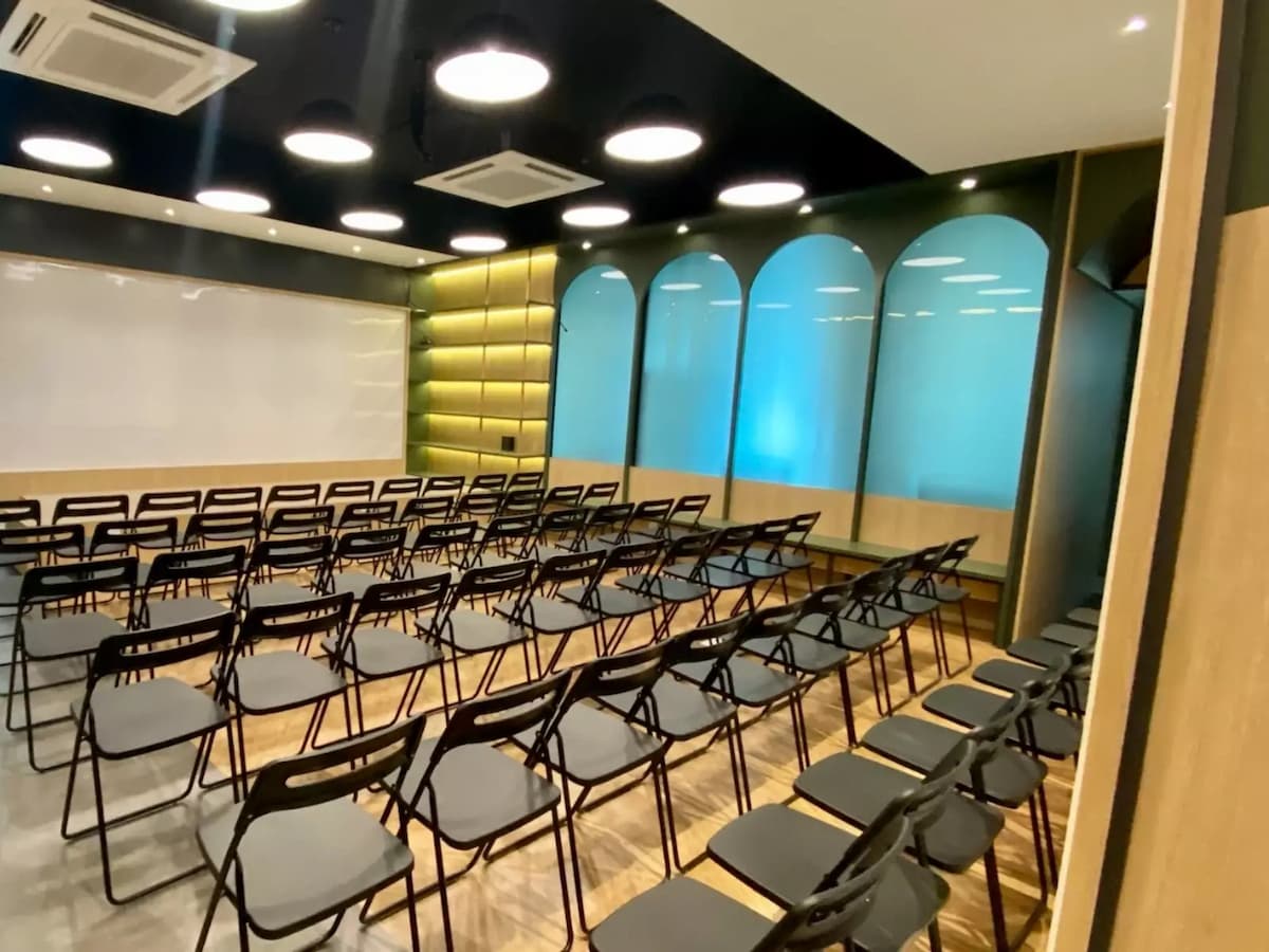 Extra Large Meeting Room