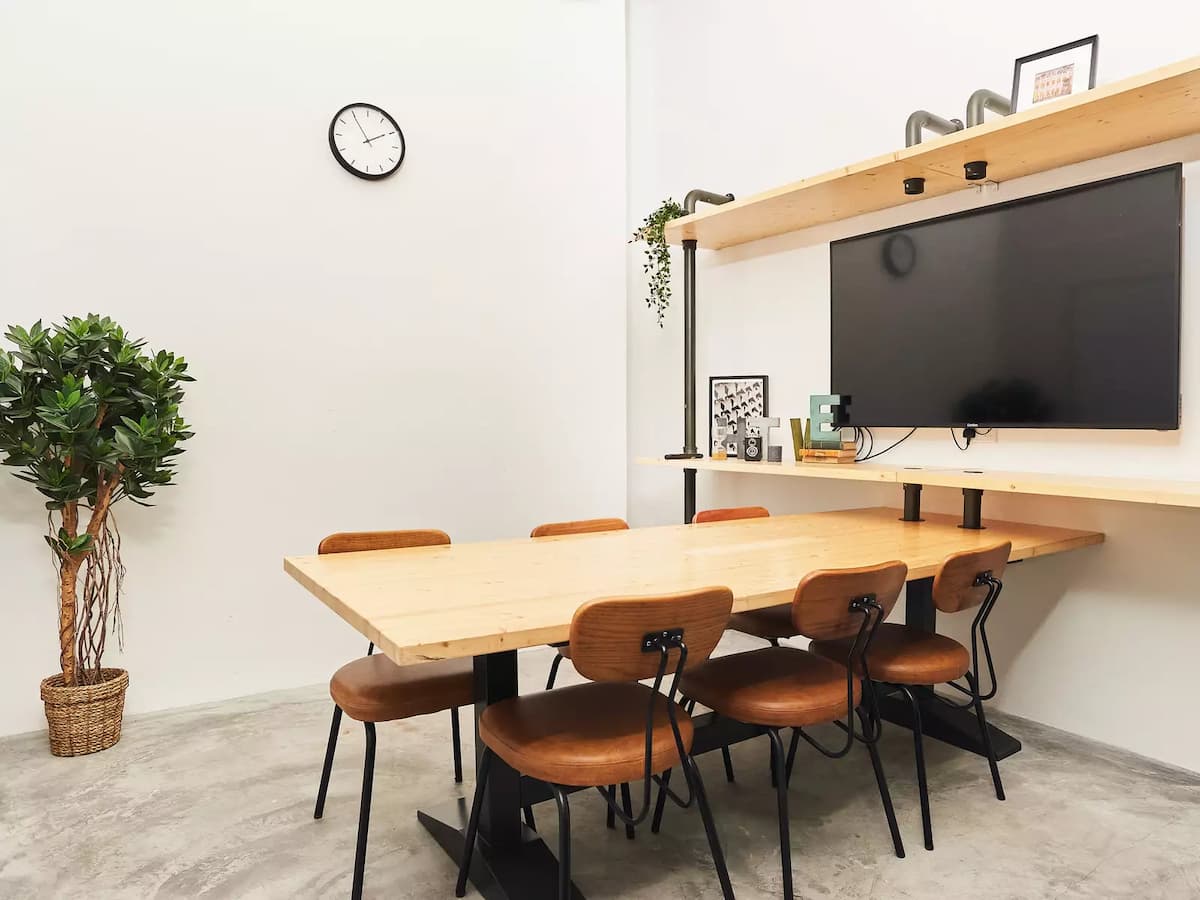 Meeting Room B (6 pax)