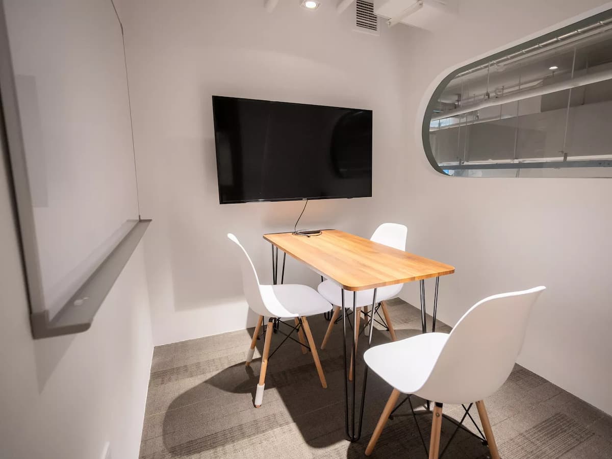 3 Pax - Meeting Room