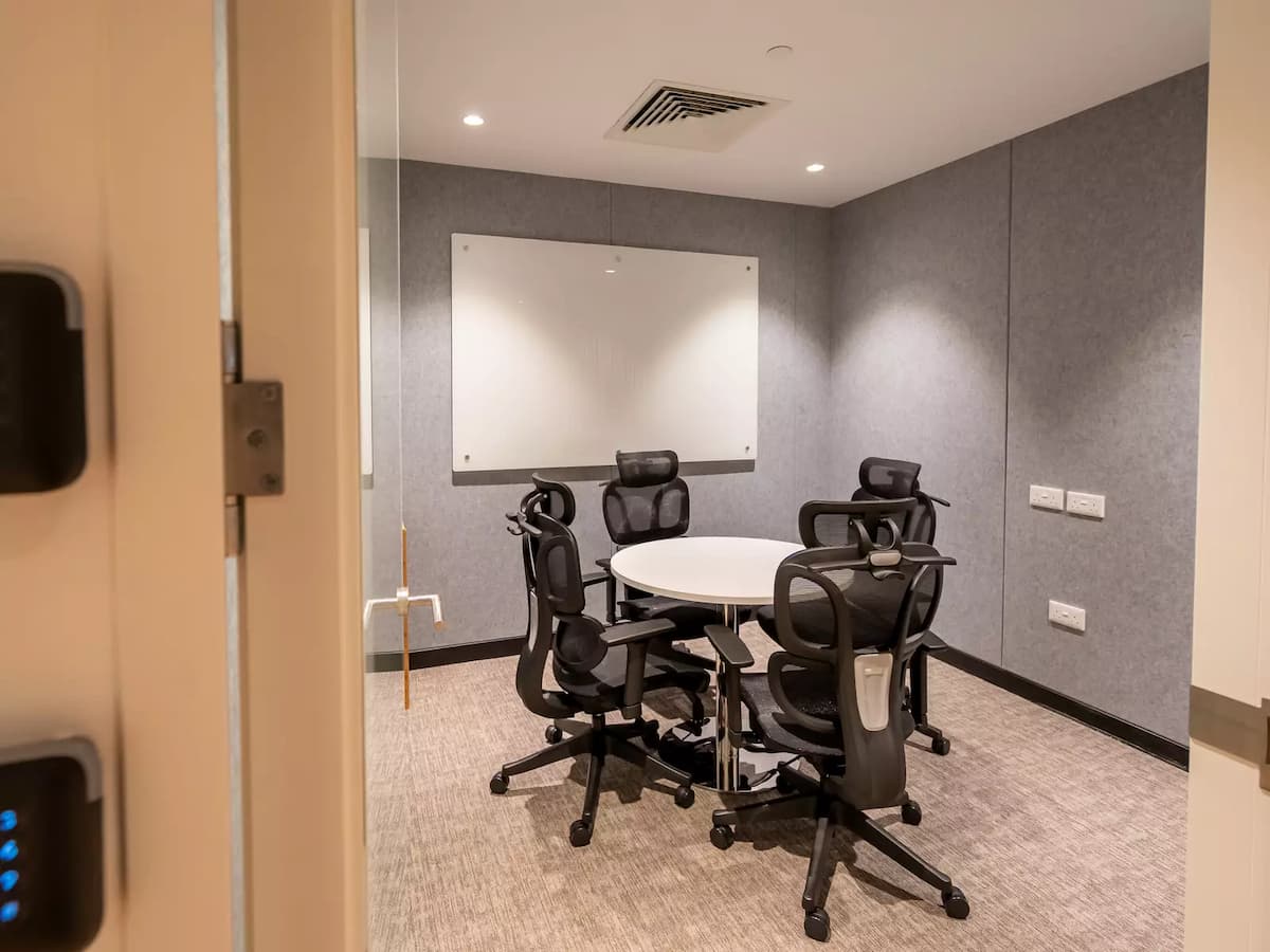 4 Pax - Meeting Room