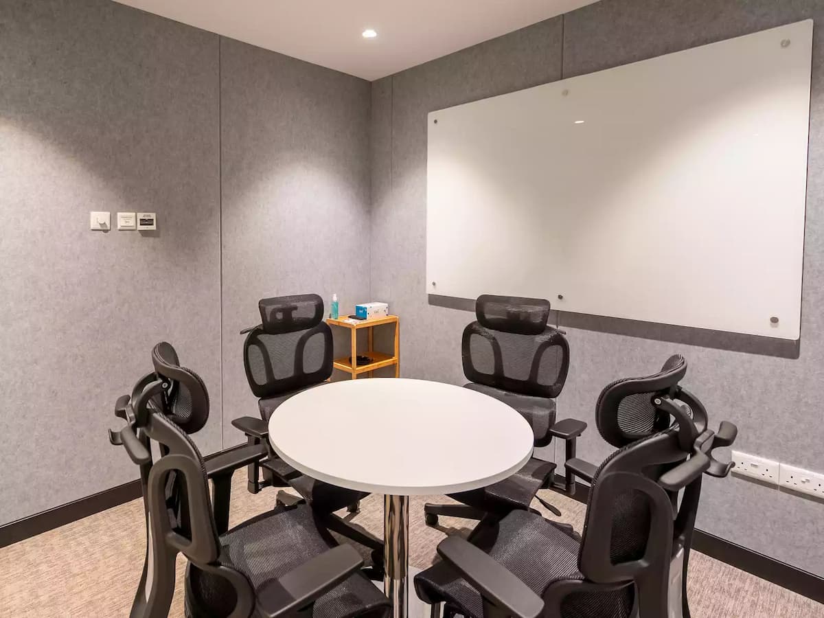 4 Pax - Meeting Room