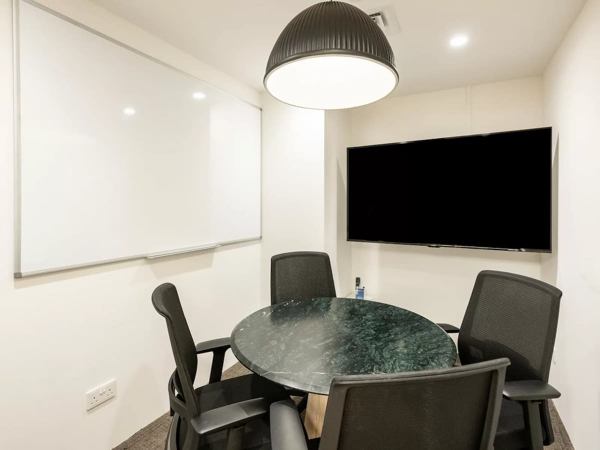 4 Pax - Meeting Room